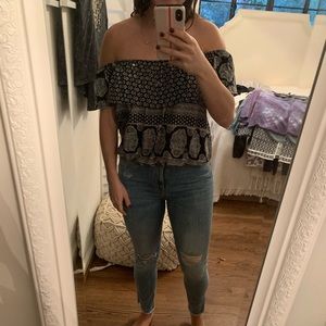 Off the shoulder Elan black pattern top!